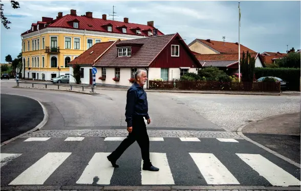  ?? Bild: JOHAN PERSSON ?? ABBEY ROAD I LAHOLM? Björn Hellberg har skrivit 62 böcker och närmare 40000 artiklar – nu delar han med sig av sina minnen genom livet.