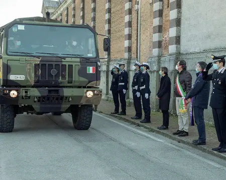  ??  ?? Il picchetto La polizia municipale, i carabinier­i, don Marco Cagol, il sindaco Giordani e l’assessora Benciolini all’arrivo delle salme