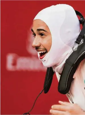  ??  ?? Der regierende Weltmeiste­r Lewis Hamilton feierte in Barcelona seinen