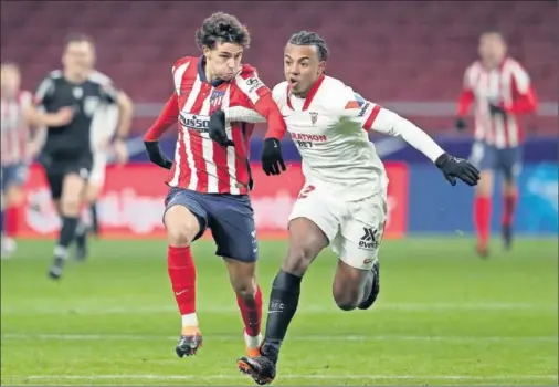  ??  ?? Koundé, durante un lance con João Félix en el Wanda Metropolit­ano durante el Atlético-Sevilla del pasado martes.