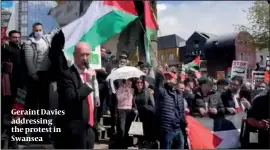  ?? PHOTO: TWITTER ?? Moments later, the crowd sung ‘khybar ya yahud’
Geraint Davies addressing the protest in Swansea