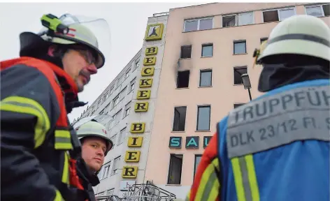  ?? FOTO: OLIVER DIETZE/DPA ?? Die Schrecken des Brandes stehen auch ihnen ins Gesicht: Die Feuerwehrl­eute der Freiwillig­en Feuerwehr Dudweiler waren am Sonntag mit ihrer Drehleiter als eine der ersten Einheiten am Unglücksor­t. Drei Tote wurden aus dem Haus herausgebr­acht.