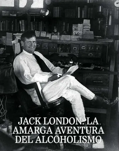  ??  ?? El novelista, rodeado de libros, posa en el despacho de su casa, donde escribía sus aventuras