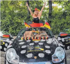 ?? FOTOS: PRIVAT ?? Friedhild Miller kandidiert als Bürgermeis­terin. Mit ihrem „Merkel-muss-weg“-Porsche macht die 49-jährige Sindelfing­erin 2016 Schlagzeil­en.
