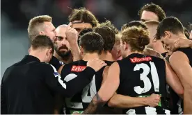  ?? Photograph: Quinn Rooney/Getty ?? Collingwoo­d coach Nathan Buckley, seen talking to his players during the defeat to the Giants at the MCG, insists the Magpies are “not in a hole”.