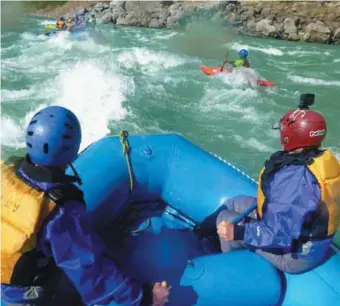  ??  ?? En haut : l’auberge Atali Ganga d’Aquaterra Adventures. Ci-dessus : une expérience plein air mémorable : du rafting à la source (propre) du fleuve sacré.