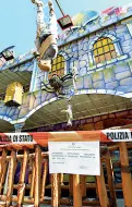  ??  ?? Appena il tempo di inaugurare il luna park di Campo Marzo, una tradizione legata alla festa patronale degli Oto, ed ecco che in una delle 56 attrazioni si verifica un incidente e scattano inchiesta e sigilli. Lo stop forzato è arrivato per il «Trenino...