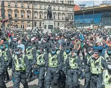  ?? Picture: Andrew Cawley. ?? A large police presence at protests and counterpro­tests in George Square, Glasgow.