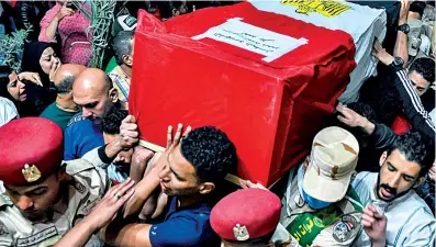  ?? EFE ?? Funeral por el soldado Ahmed Mohamed Ahmed Ali, asesinado en el Sinai, Egipto.