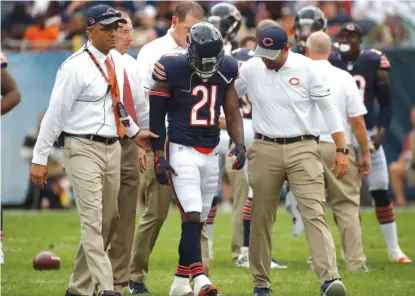  ??  ?? Tracy Porter might have suffered a concussion after a teammate’s knee appeared to hit him in the back of the head. | NAM Y. HUH/ AP