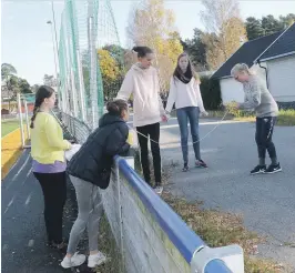  ??  ?? BOLIGFELT: Elevene skjekket hvor mange meter fra banen gummispone­n hadde kommet, både i skogen, og i boligfelte­t.