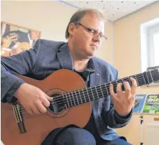  ?? FOTO: PHILIPP RICHTER ?? Thomas Kalkreuth ist Gitarrenle­hrer und Konzertgit­arrist. Wegen seines Tourette-Syndroms konnte er allerdings seinen Weg nicht so gehen wie er ihn geplant hatte.