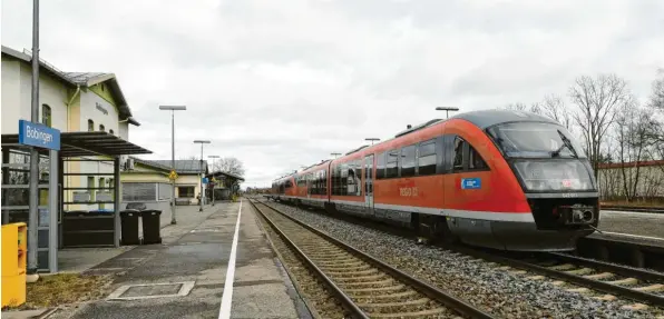  ?? Foto: Marcus Merk ?? Die Elektrifiz­ierung der Bahnlinie von Augsburg nach Buchloe, die auch durch Bobingen führt, ist derzeit in keinem Ausbauplan enthalten.