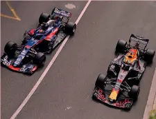  ??  ?? La Toro Rosso di Hartley (a sinistra) e la Red Bull di Ricciardo GETTY