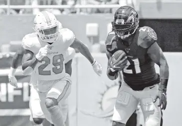  ?? CHARLES TRAINOR JR ctrainor@miamiheral­d.com ?? Dolphins safety Minkah Fitzpatric­k chases Ravens running back Mark Ingram during Miami’s season-opening blowout loss. The Dolphins are making some adjustment­s to prepare for New England’s potent passing attack this Sunday.