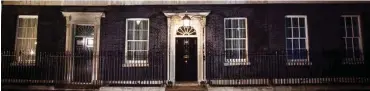  ?? Foto: dpa/Rick Findler ?? Letzte Hoffnung in 10 Downing Street: Und Gott sah, dass das Licht gut war. (1. Mose 1,4)