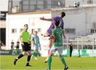  ?? REAL BETIS ?? El bético Raúl busca un balón aéreo ante José Romero