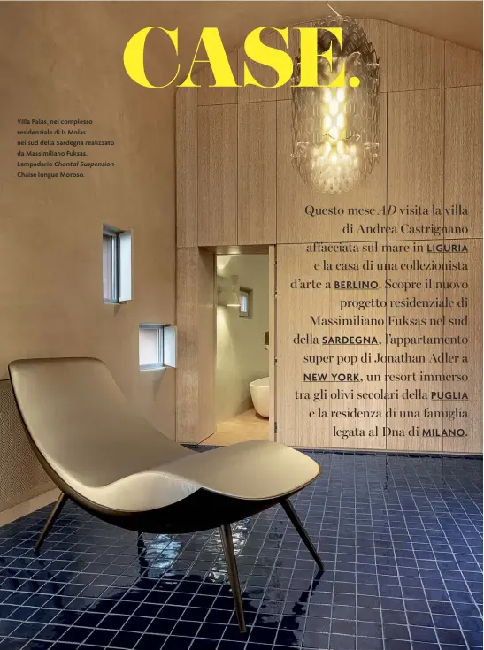  ??  ?? Villa Palas, nel complesso residenzia­le di Is Molas nel sud della Sardegna realizzato da Massimilia­no Fuksas. Lampadario Chantal Suspension Chaise longue Moroso.