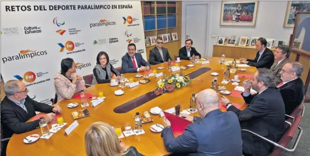  ??  ?? TERTULIA. De izda. a dcha.: Tarancón, Perales, Tejedor, Carballeda, Casinos, Jofre, Jesús Mínguez, Juan Mora, Alfredo Relaño, Juan Cantón, Ángel García Colín e Isabel Roldán.