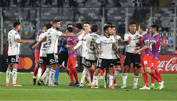  ?? ?? ► El equipo del director técnico transandin­o Jorge Almirón se impuso por la cuenta mínima a Cerro Porteño en el Estadio Monumental.