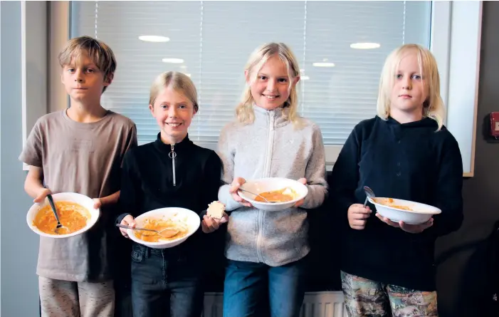  ?? BILDER: MARTIN BJÖRKLUND ?? Emil, Klara, Ester och Emil, alla från fjärde klass, tyckte om den krisbereds­kapssoppa som stod på skolmenyn.