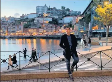  ??  ?? Iker Casillas, apoyado en una barandilla en el paseo marítimo de Oporto.