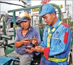  ?? MOMO/VIET NAM NEWS ?? A customer pays for petrol using the MoMo app in Ho Chi Minh City.