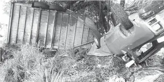  ??  ?? • Así quedó la camioneta que se salió del camino, con un saldo fatal.