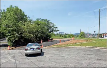  ?? / Diane Wagner, RN-T ?? A car leaving Thankful Baptist Church on Thursday heads toward a new drive leading to North Broad Street that was installed as an emergency second exit while part of Spider Webb Drive is closed during ongoing constructi­on at the city school system’s...