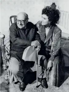  ??  ?? Riccardo Bacchelli con l’attrice Edmonda Aldini durante una pausa dalla registrazi­one di Un marito ti ci vuole, monologo del 1959 (foto Agi)