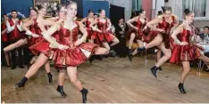  ??  ?? Sehr beweglich: Auch die Aichacher Faschingsg­esellschaf­t hatte ihren Auftritt beim Ball des Sports in der TSV Turnhalle.