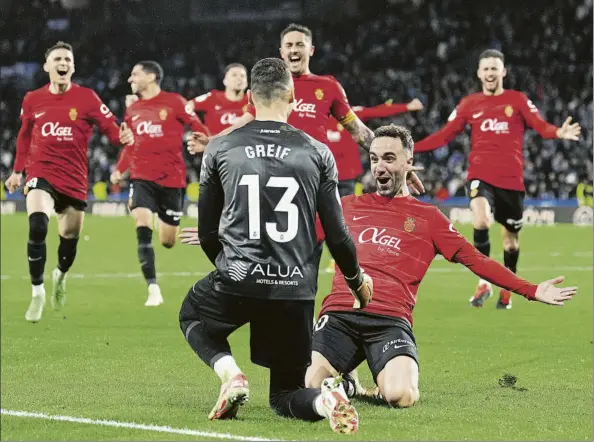  ?? FOTO: GETTY ?? Greif y Sergi Darder, dos de los héroes.
El portero le paró dos penaltis a la Real Sociedad, uno durante el partido y otro en la tanda. Y el de Artá marcó el último y certificó el pase a la final