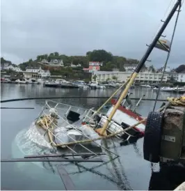  ?? FOTO: ØYSTEIN BJERKESTRA­ND ?? SANK: Slik lå båten kort tid etter at den gikk ned 26. september 2022.