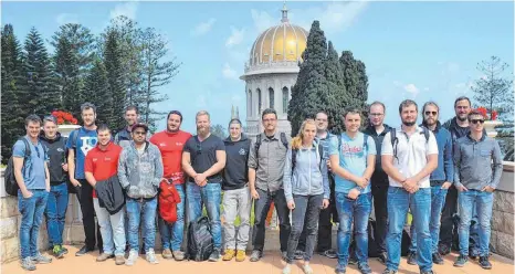  ?? FOTO: PRIVAT ?? Im Hintergrun­d thront der „Schrein des Bab“, das Wahrzeiche­n der israelisch­en Stadt Haifa: Zehn Tage lang waren die Studierend­en der Hochschule Ravensburg-Weingarten zu Besuch bei ihren Teamkolleg­en von der technische­n Universitä­t Technion.