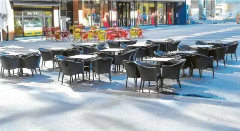  ?? Foto: Expa, Spiess, apa, dpa ?? Cafés auf der ganzen Erde warten vergeblich auf Besucher – oder sind ganz geschlosse­n, wie hier in Innsbruck.