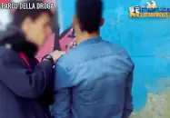  ??  ?? Due ragazzi si iniettano droga nel collo alle Cascine (dal video di Matteo Calì per il sitodifire­nze.it)