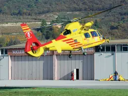  ??  ?? In azione L’elicottero di soccorso della Provincia di Trento