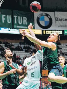  ?? FOTO: EFE ?? Prepelic pierde el balón en una entrada.
El Unicaja se impuso en el Olímpic