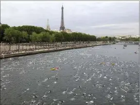  ??  ?? En 2011, des triathlète­s avaient réalisé la partie natation dans la Seine.