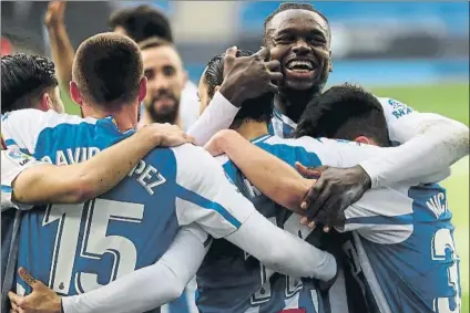  ?? FOTO: MORATA ?? Los jugadores del Espanyol, una piña, celebrando el gol de De Tomás. Enlazan la tercera victoria y se aferran al liderato de Segunda