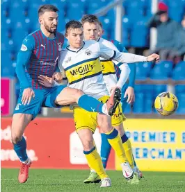  ?? ?? Morton’s Gavin Reilly and Inverness’ Sean Welsh in a tussle