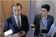  ?? ?? El senador demócrata Chris Murphy, en el Capitolio, anunció el acuerdo bipartidis­ta sobre el control de armas.