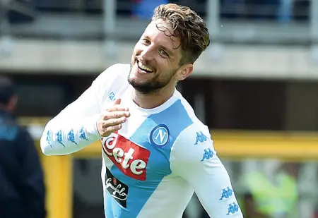  ??  ?? Centravant­i Dries Mertens ha trovato l’accordo con il Napoli: tre anni di contratto con una clausola valida per l’estero. Si attende l’ufficialit­à del club