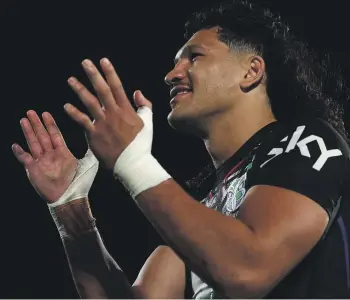  ?? GETTY IMAGES ?? Dallin Watene-Zelezniak applauds fans after the Warriors’ win over the Dolphins.