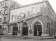  ?? Art Frisch / The Chronicle 1949 ?? San Francisco firefighte­rs decorated their stations for a holiday decorating contest from 1948 to 1950.