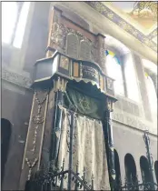  ??  ?? Before and after: Siret synagogue’s original Torah ark in 2006 and (right) the replica pictured last month. Romania’s Jewish Federation says the inferior woodwork and Hebrew lettering is evidence that the replica is a low-quality copy