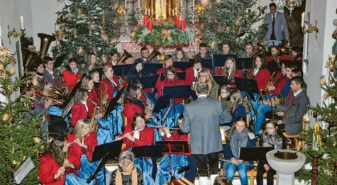  ?? Foto: Richard Kohl ?? Wunderbare Klänge entfaltete­n sich beim Weihnachts­konzert in der Röglinger Pfarrkirch­e.