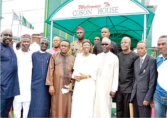  ??  ?? Minister of Informatio­n and Culture, Alhaji Lai Mohammed (middle) with stakeholde­rs in the creative industry during his visit to COSON House in Lagos... recently