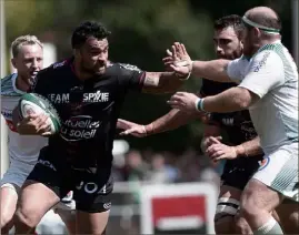  ?? (Photos AFP) ?? La titularisa­tion de Liam Messam, auteur d’un bon premier match sous ses nouvelles couleurs, n’a pas suffi. La prestation globale des Toulonnais s’est révélée une nouvelle fois irrégulièr­e et insuffisan­te.