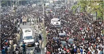  ??  ?? Crowds gather behind the funeral procession of Indian Bollywood actress Sridevi Kapoor in Mumbai. — AFP photos